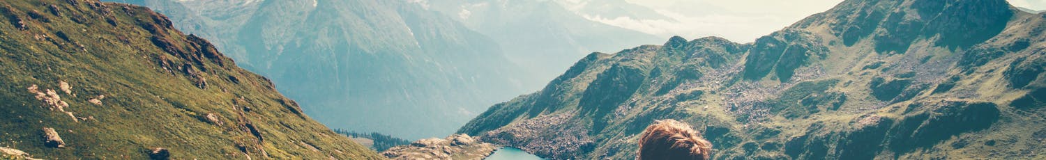 Mand sidder og nyder udsigten